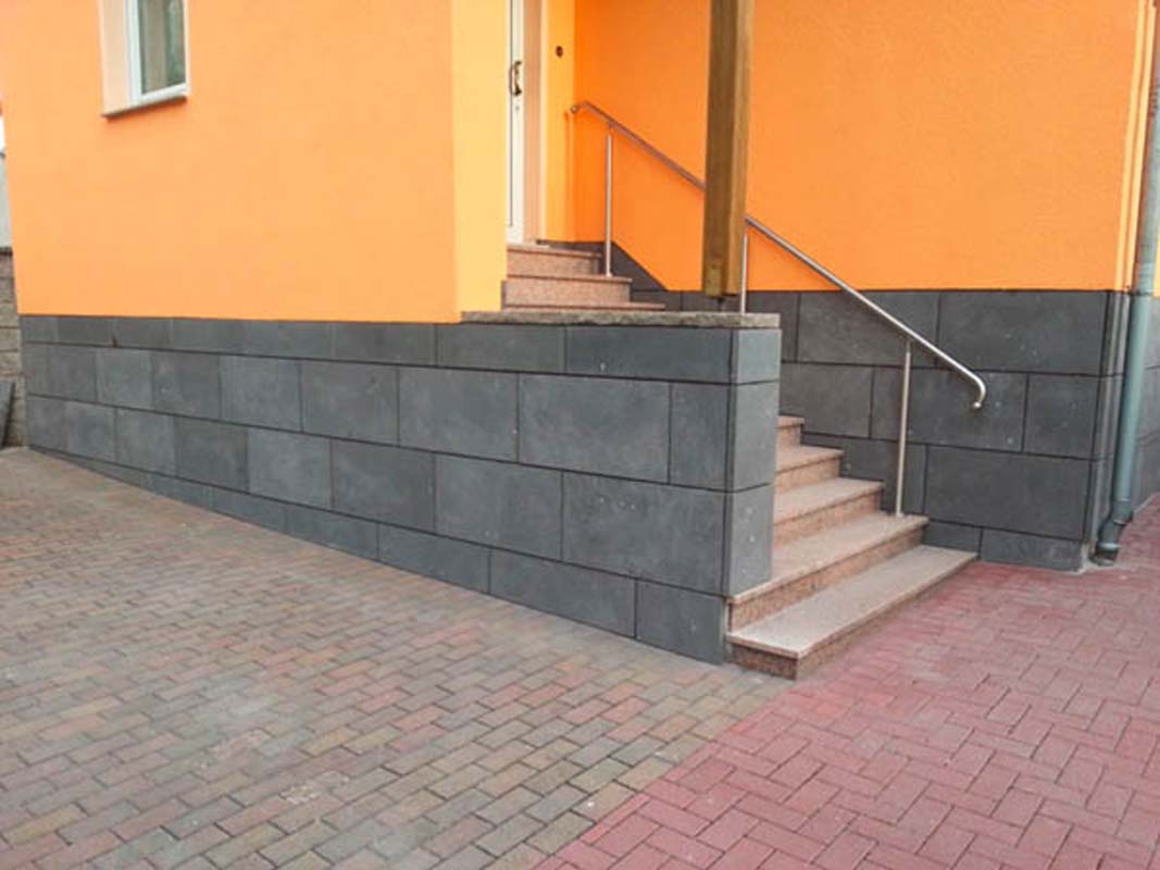 Basalttreppe-mit-Pflaster